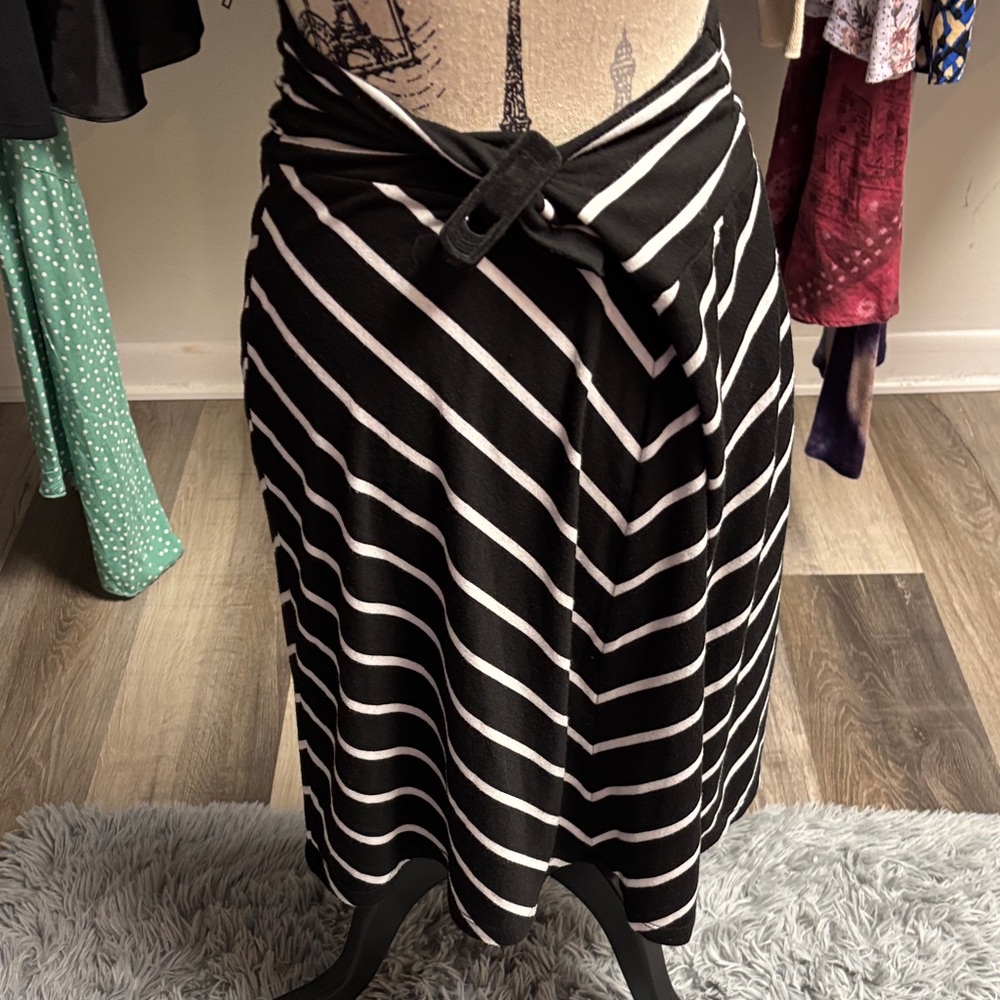 Black and White Striped Midi Skirt - Picture 4 of 15